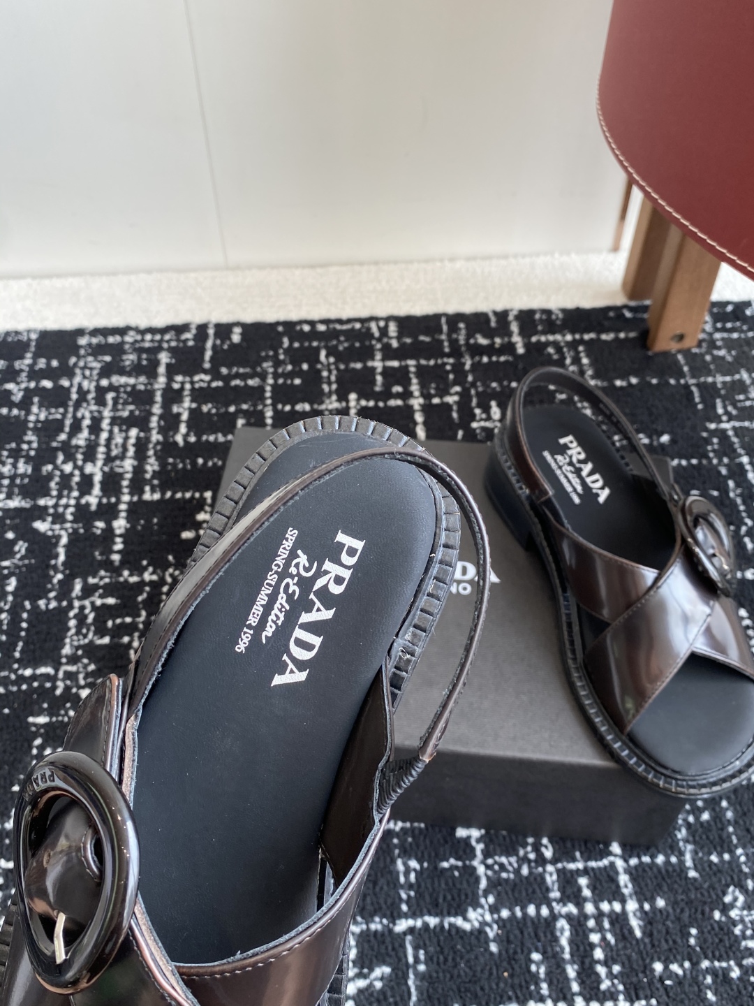 代购级
Prada 25ss 夏季新款 复古凉鞋

小粗跟特别稳，真的是好穿又好看 搭配个袜子穿，无敌好