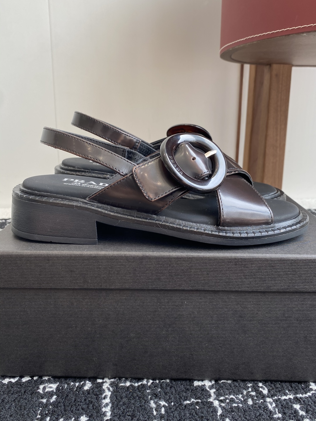 代购级
Prada 25ss 夏季新款 复古凉鞋

小粗跟特别稳，真的是好穿又好看 搭配个袜子穿，无敌好