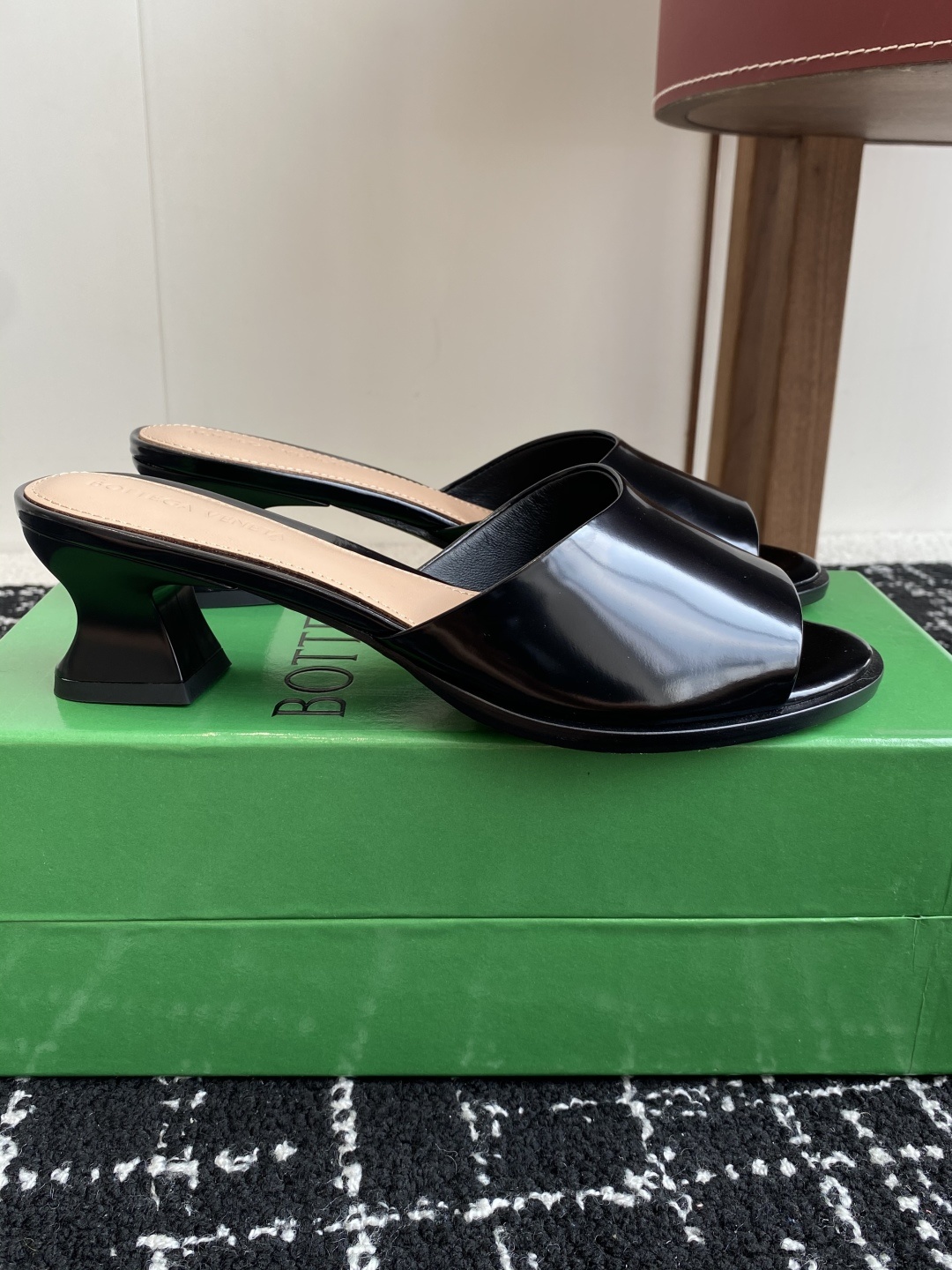 莞产代购级
Bottega Venet夏季最新款鱼嘴女拖鞋穆勒牛皮凉鞋
这款Bv众多明星上身!上脚超性