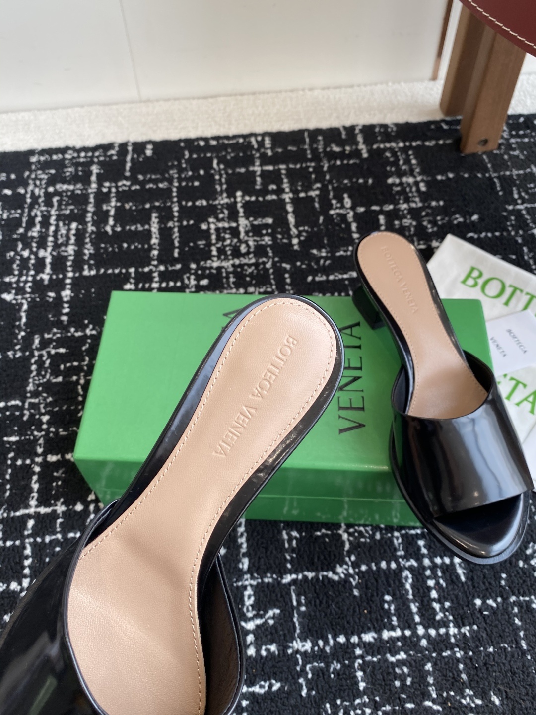 莞产代购级
Bottega Venet夏季最新款鱼嘴女拖鞋穆勒牛皮凉鞋
这款Bv众多明星上身!上脚超性