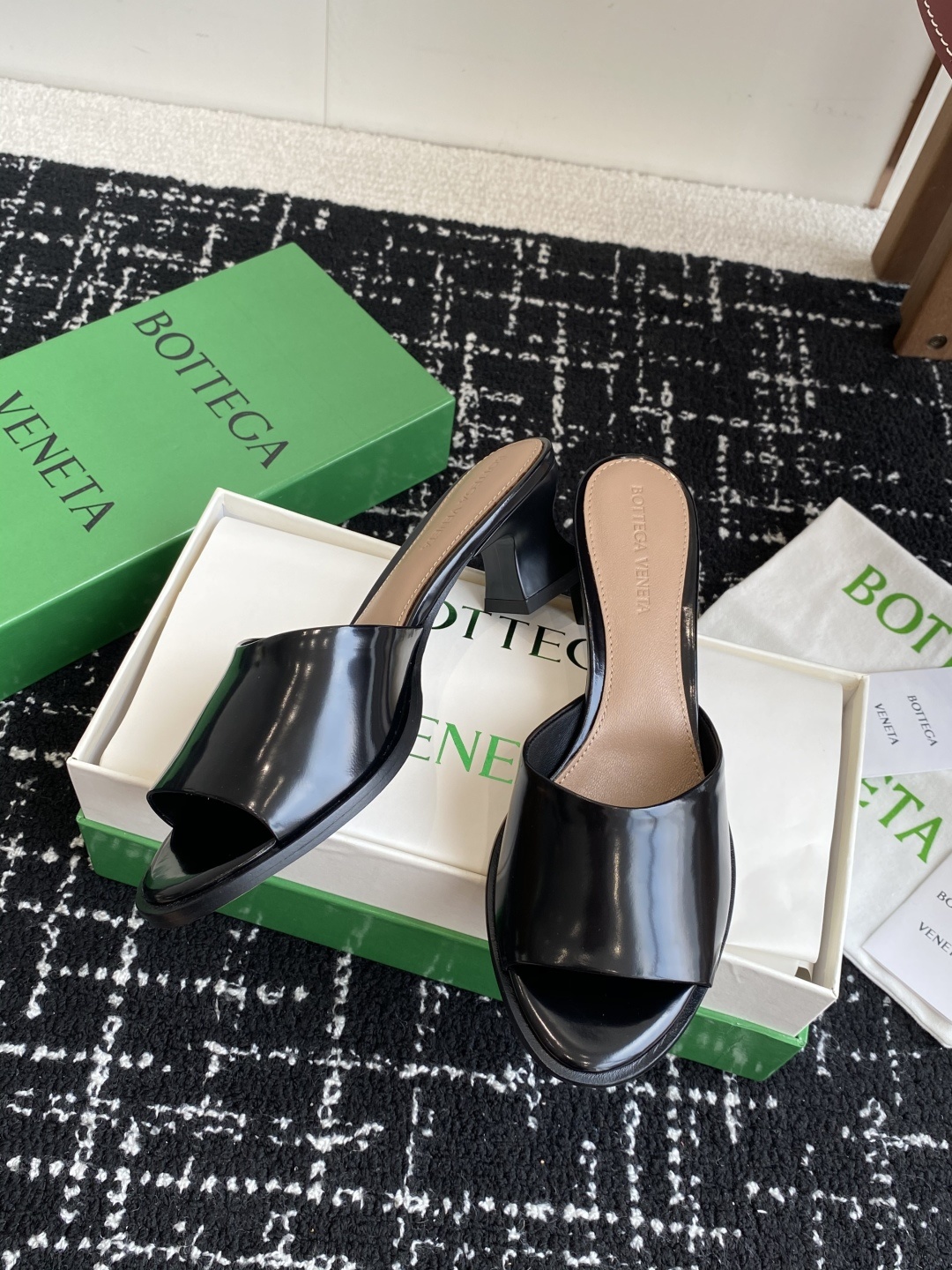 莞产代购级
Bottega Venet夏季最新款鱼嘴女拖鞋穆勒牛皮凉鞋
这款Bv众多明星上身!上脚超性