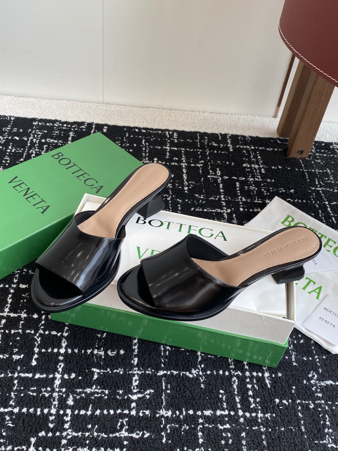 莞产代购级
Bottega Venet夏季最新款鱼嘴女拖鞋穆勒牛皮凉鞋
这款Bv众多明星上身!上脚超性