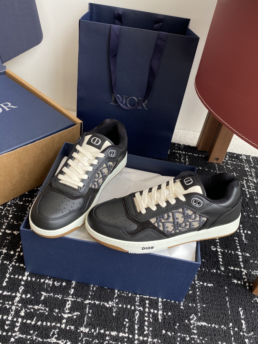 东莞代购级
Dior 25全新升级 情侣高帮B27休闲运动鞋
这款 B27 高帮运动鞋是该系列新品,延