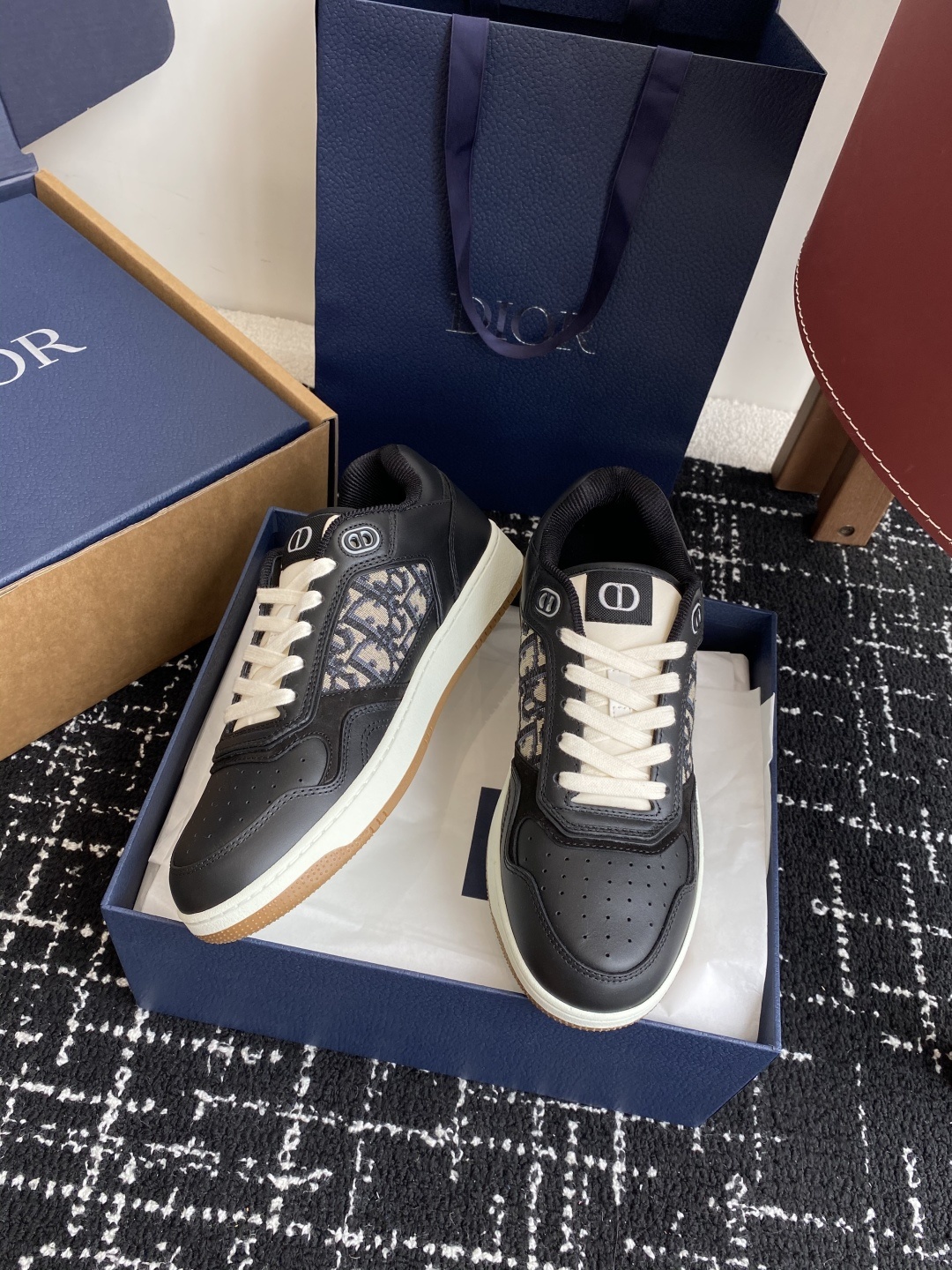 东莞代购级
Dior 25全新升级 情侣高帮B27休闲运动鞋
这款 B27 高帮运动鞋是该系列新品,延