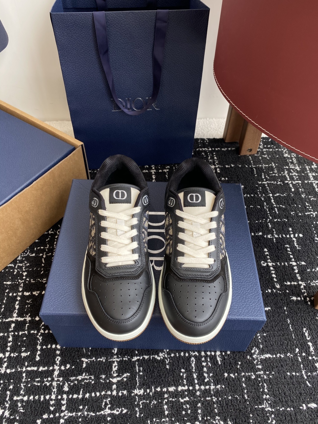 东莞代购级
Dior 25全新升级 情侣高帮B27休闲运动鞋
这款 B27 高帮运动鞋是该系列新品,延