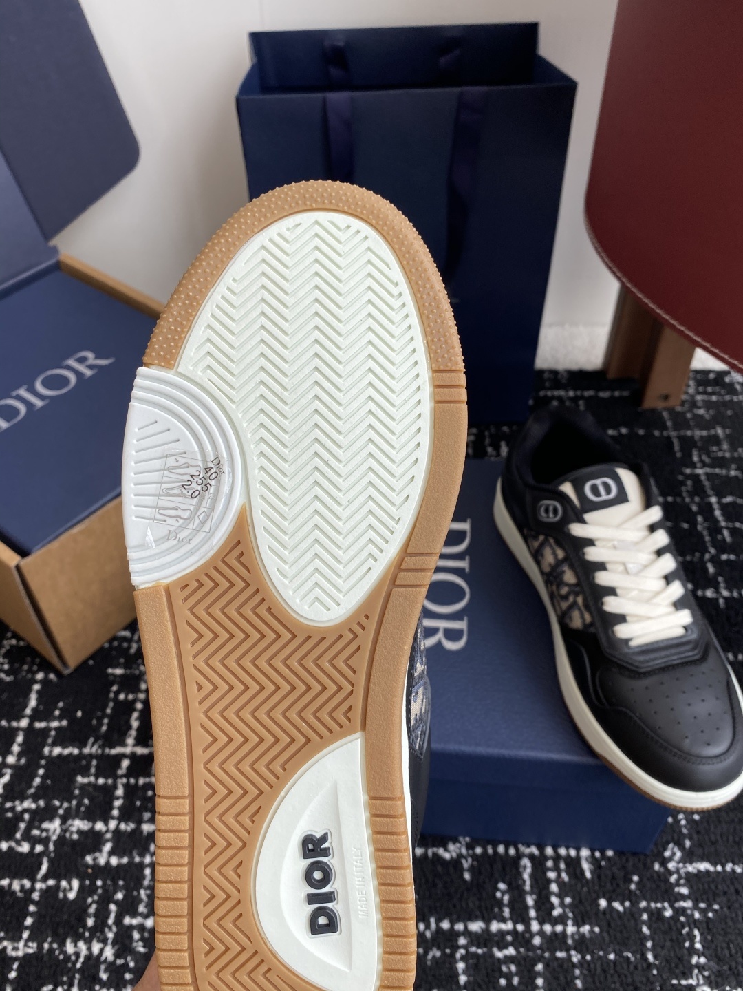 东莞代购级
Dior 25全新升级 情侣高帮B27休闲运动鞋
这款 B27 高帮运动鞋是该系列新品,延