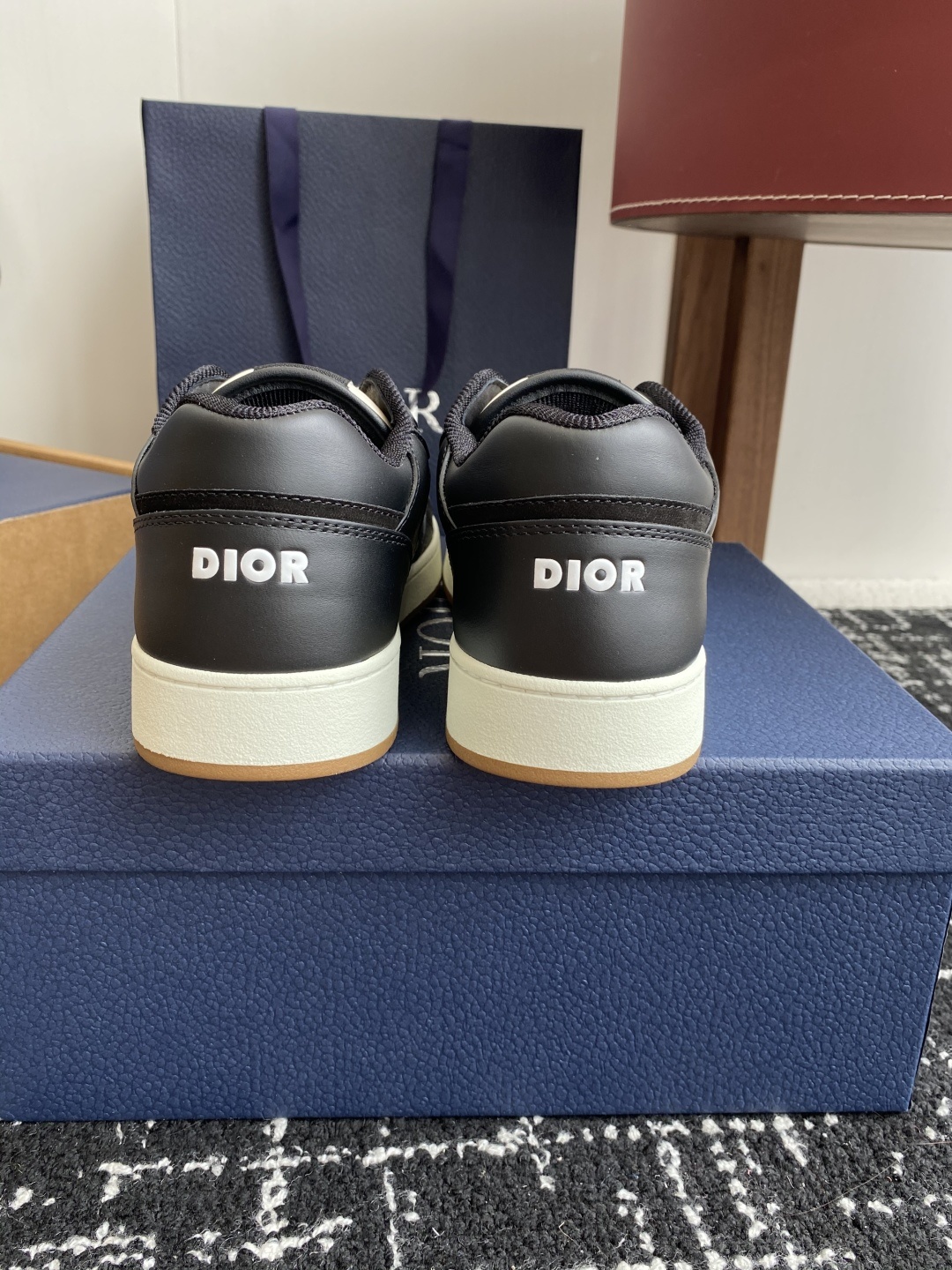 东莞代购级
Dior 25全新升级 情侣高帮B27休闲运动鞋
这款 B27 高帮运动鞋是该系列新品,延