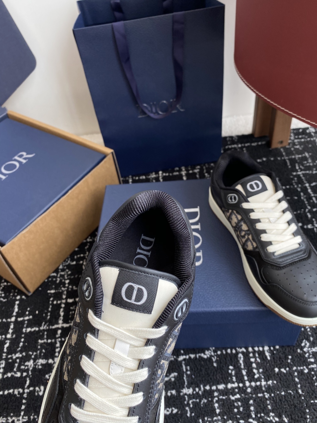 东莞代购级
Dior 25全新升级 情侣高帮B27休闲运动鞋
这款 B27 高帮运动鞋是该系列新品,延