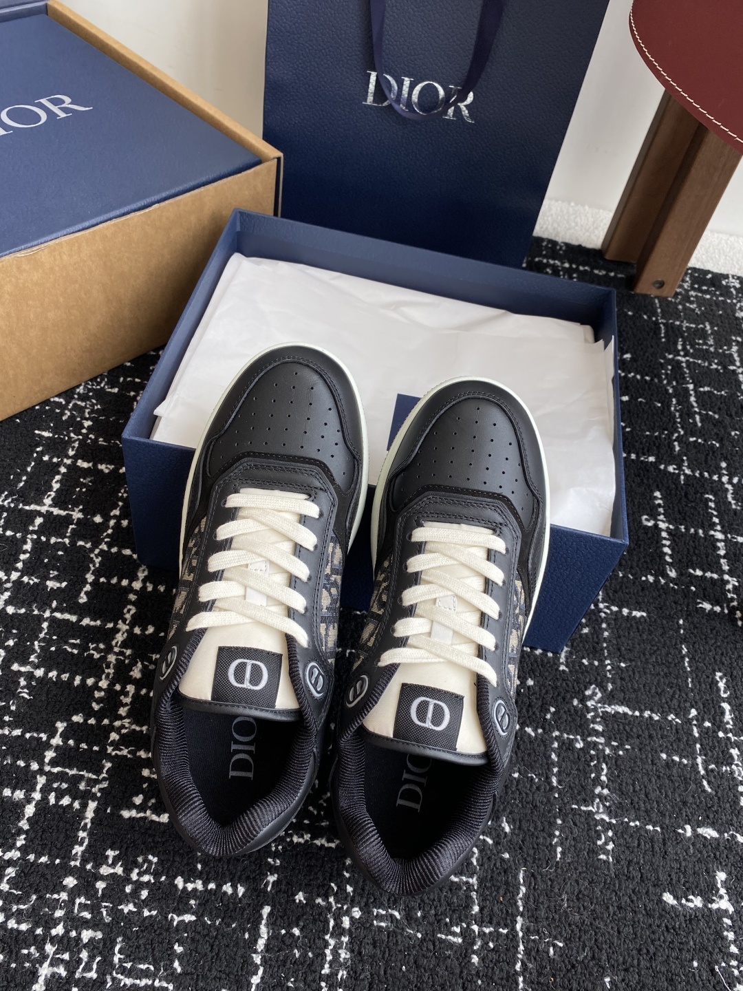 东莞代购级
Dior 25全新升级 情侣高帮B27休闲运动鞋
这款 B27 高帮运动鞋是该系列新品,延