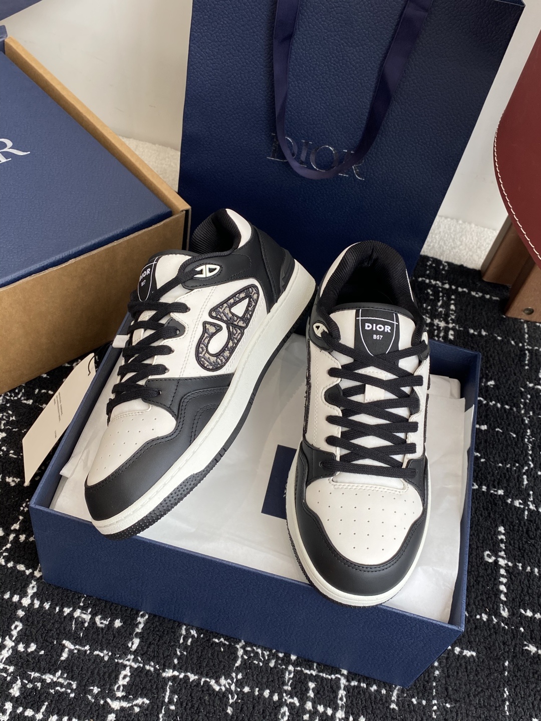 东莞代购级(官网同步✈️盒包装)
Dior 25全新升级 情侣 B57休闲运动鞋
这款 B57运动鞋是