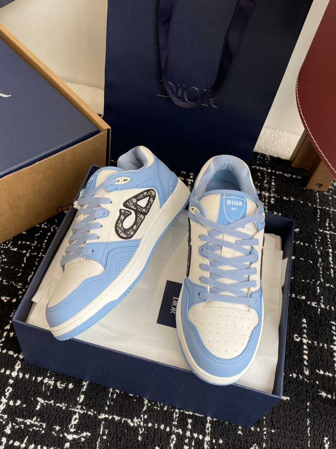 东莞代购级(官网同步✈️盒包装)
Dior 25全新升级 情侣 B57休闲运动鞋
这款 B57运动鞋是