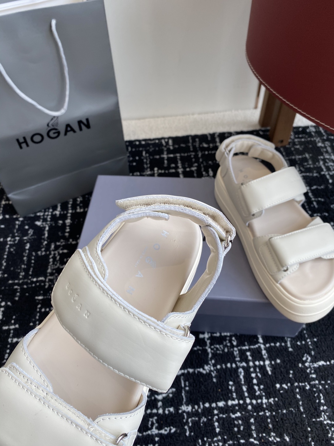 代购级
Hogan Skyscraper凉鞋 | 云端漫步,意式极简美学,悬浮设计,轻盈如履云端