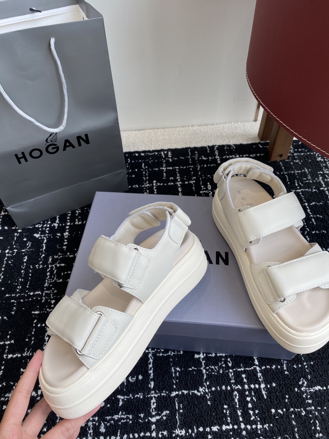 代购级
Hogan Skyscraper凉鞋 | 云端漫步,意式极简美学,悬浮设计,轻盈如履云端