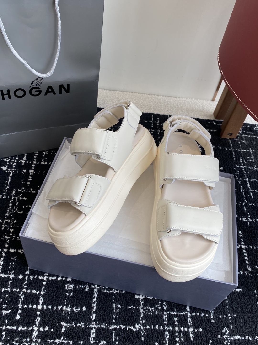 代购级
Hogan Skyscraper凉鞋 | 云端漫步,意式极简美学,悬浮设计,轻盈如履云端