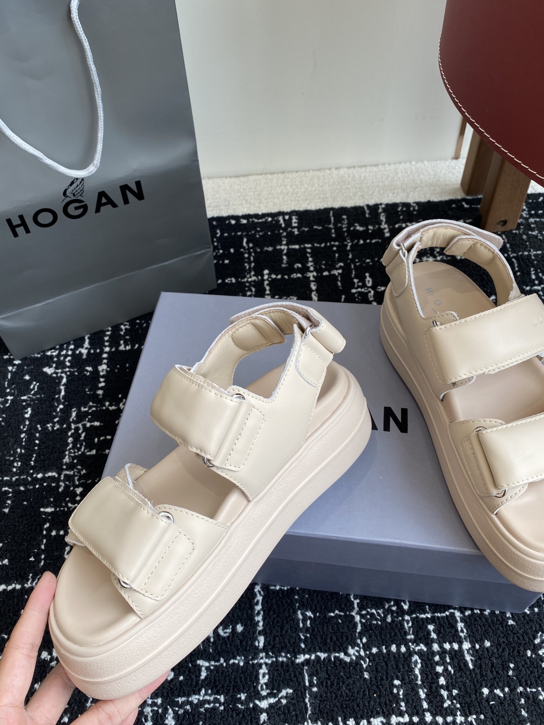 代购级
Hogan Skyscraper凉鞋 | 云端漫步,意式极简美学,悬浮设计,轻盈如履云端