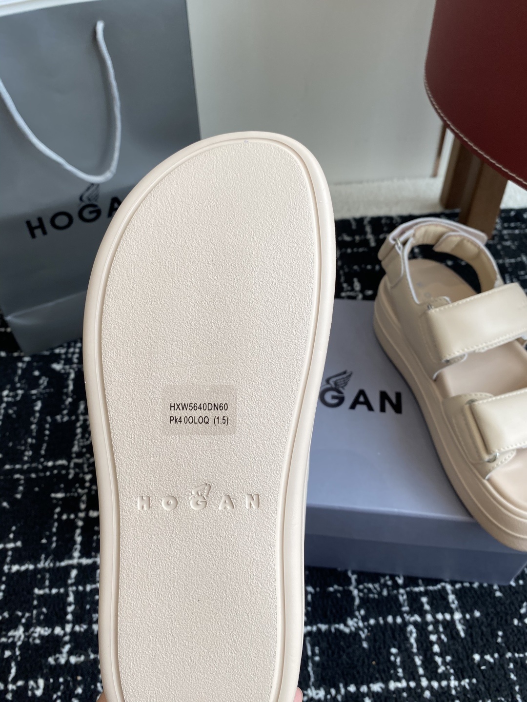 代购级
Hogan Skyscraper凉鞋 | 云端漫步,意式极简美学,悬浮设计,轻盈如履云端