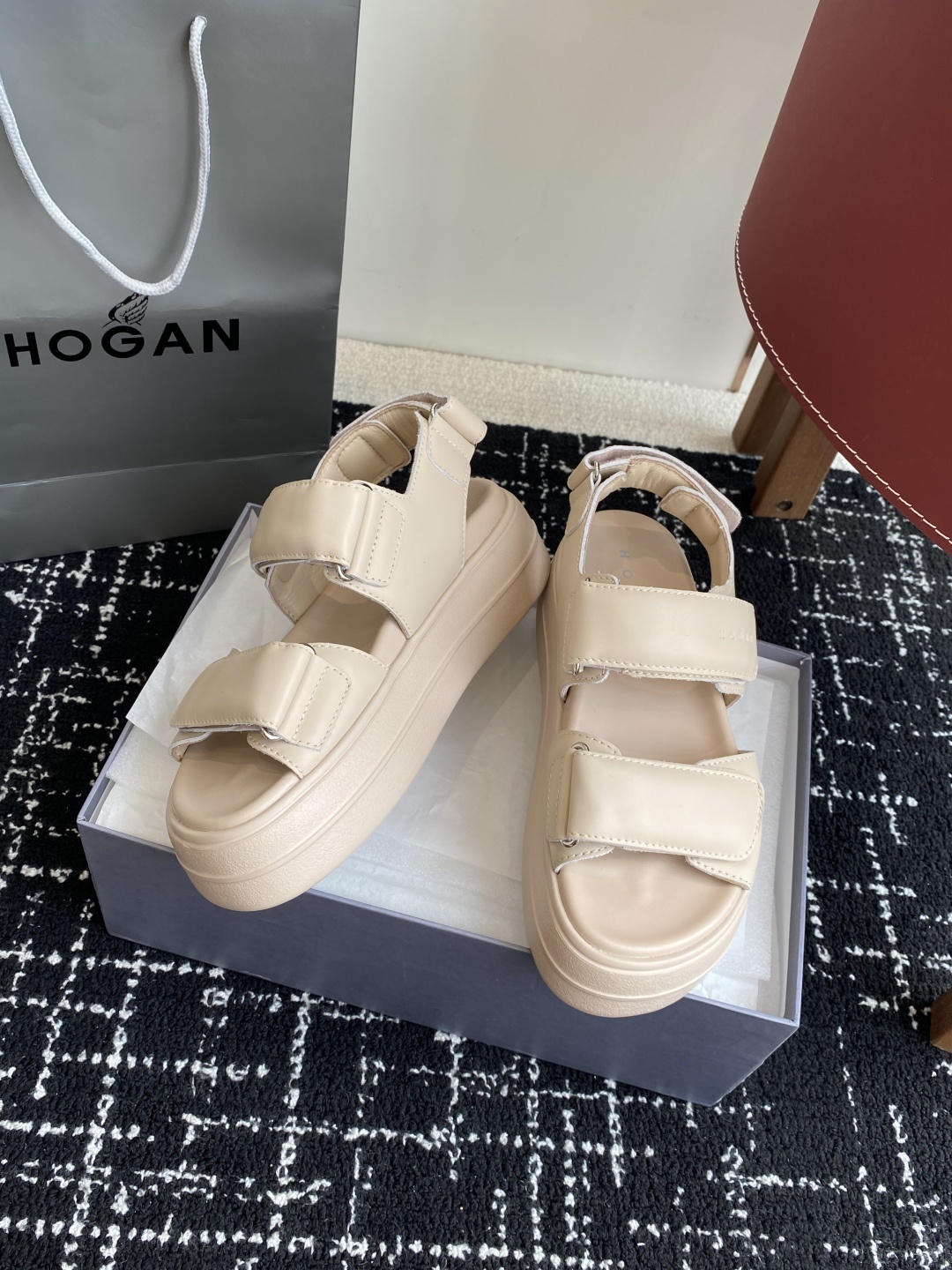代购级
Hogan Skyscraper凉鞋 | 云端漫步,意式极简美学,悬浮设计,轻盈如履云端