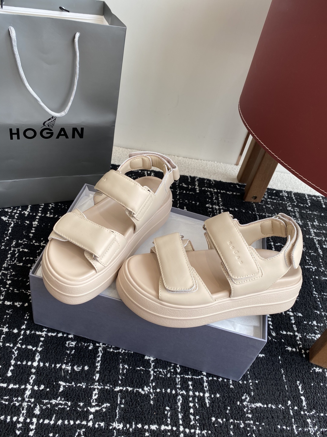 代购级
Hogan Skyscraper凉鞋 | 云端漫步,意式极简美学,悬浮设计,轻盈如履云端