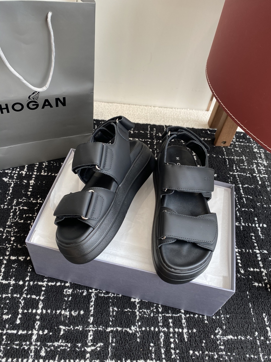 代购级
Hogan Skyscraper凉鞋 | 云端漫步,意式极简美学,悬浮设计,轻盈如履云端