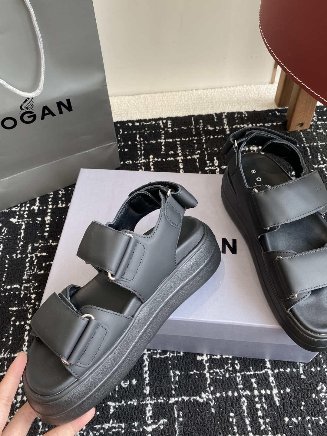 代购级
Hogan Skyscraper凉鞋 | 云端漫步,意式极简美学,悬浮设计,轻盈如履云端