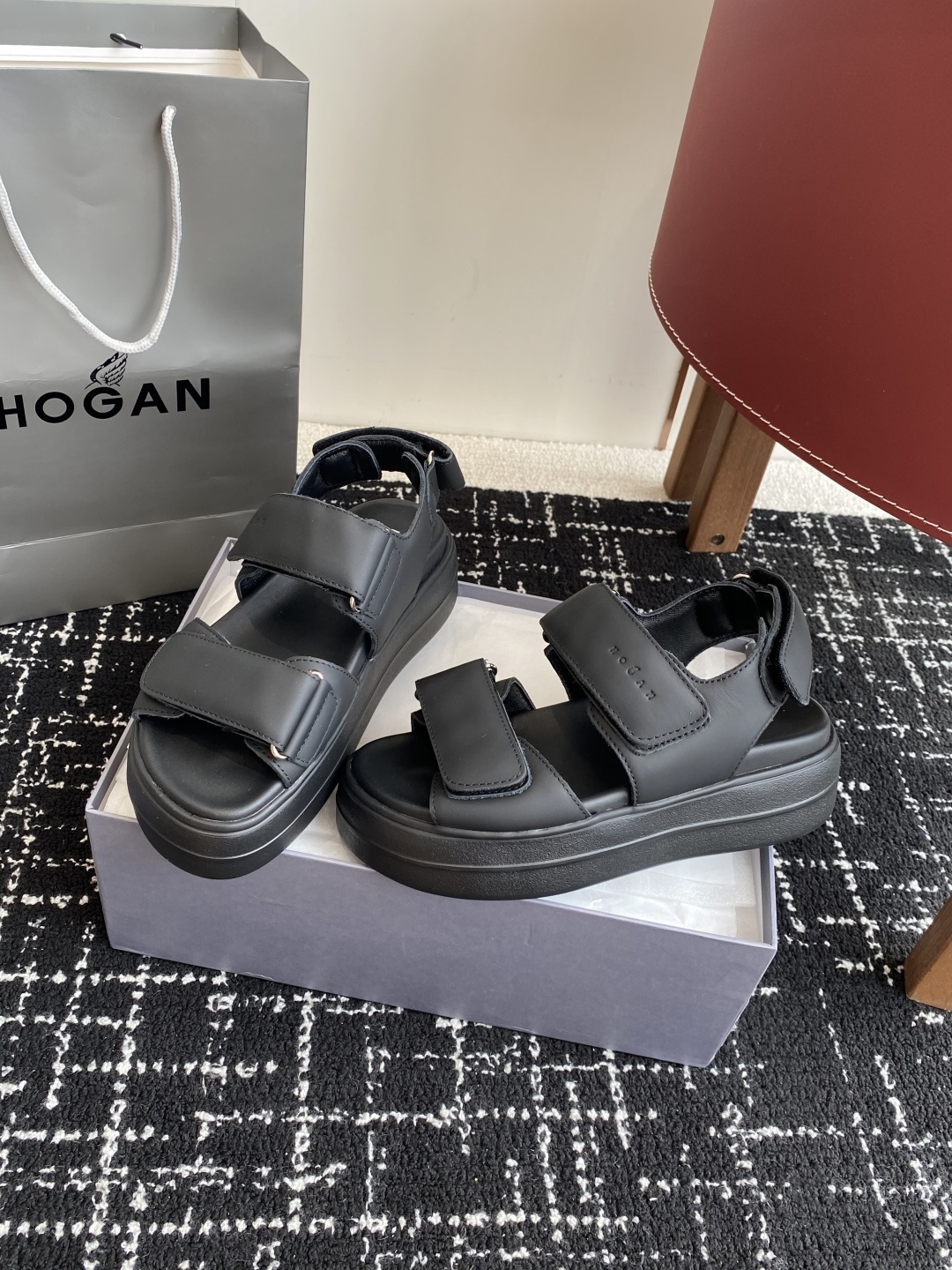 代购级
Hogan Skyscraper凉鞋 | 云端漫步,意式极简美学,悬浮设计,轻盈如履云端