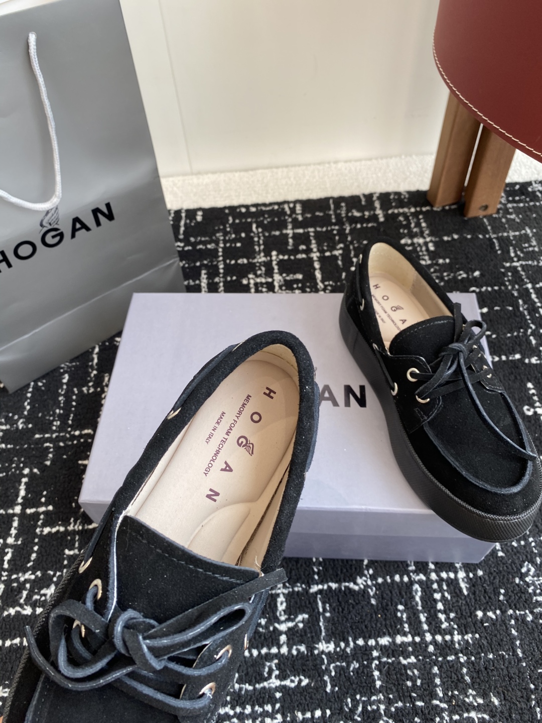 代购级
HOGAN  新款H-Wrap系列H681绑带乐福鞋，采用与鞋面上部相同的材质包裹超大平台鞋底，