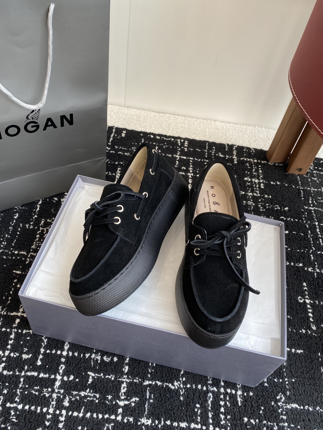 代购级
HOGAN  新款H-Wrap系列H681绑带乐福鞋，采用与鞋面上部相同的材质包裹超大平台鞋底，