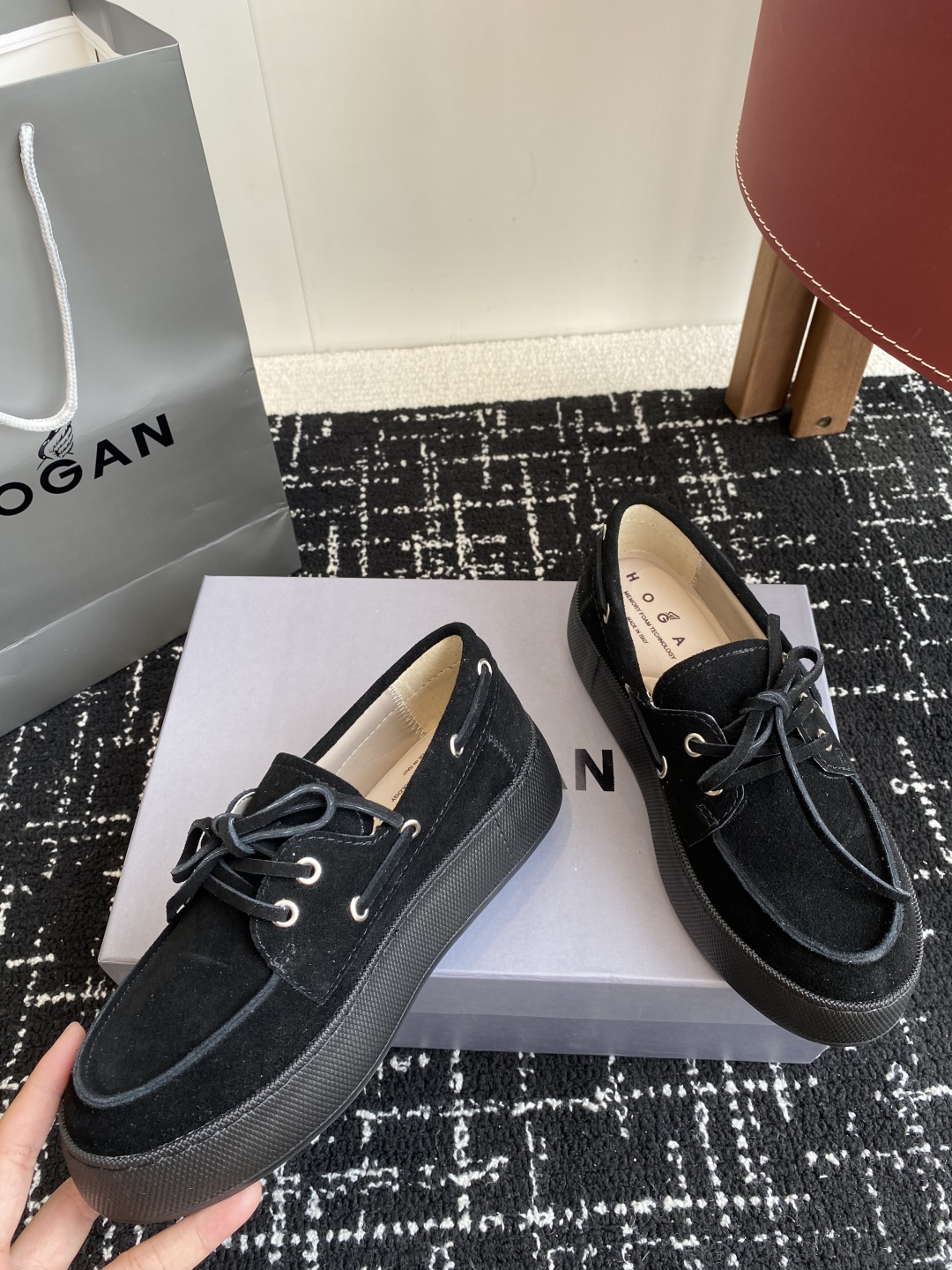 代购级
HOGAN  新款H-Wrap系列H681绑带乐福鞋，采用与鞋面上部相同的材质包裹超大平台鞋底，