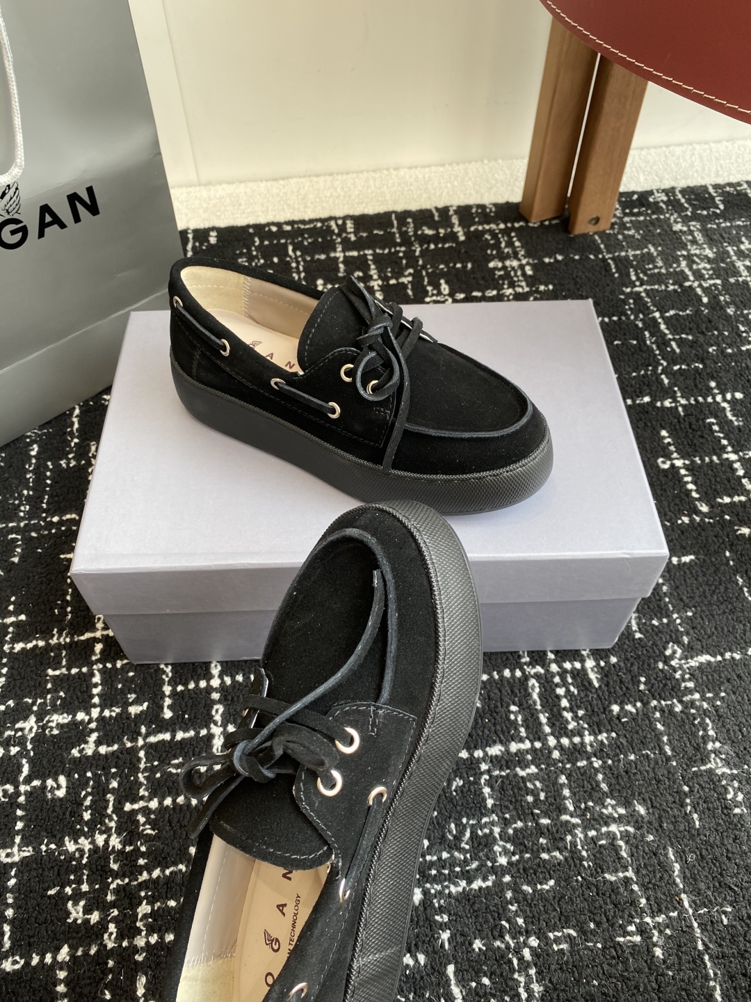 代购级
HOGAN  新款H-Wrap系列H681绑带乐福鞋，采用与鞋面上部相同的材质包裹超大平台鞋底，
