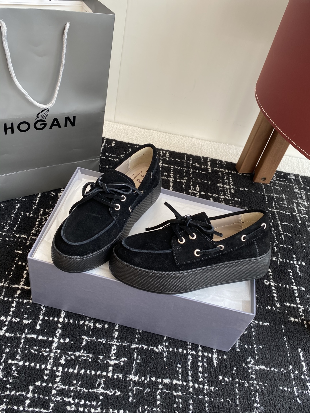 代购级
HOGAN  新款H-Wrap系列H681绑带乐福鞋，采用与鞋面上部相同的材质包裹超大平台鞋底，