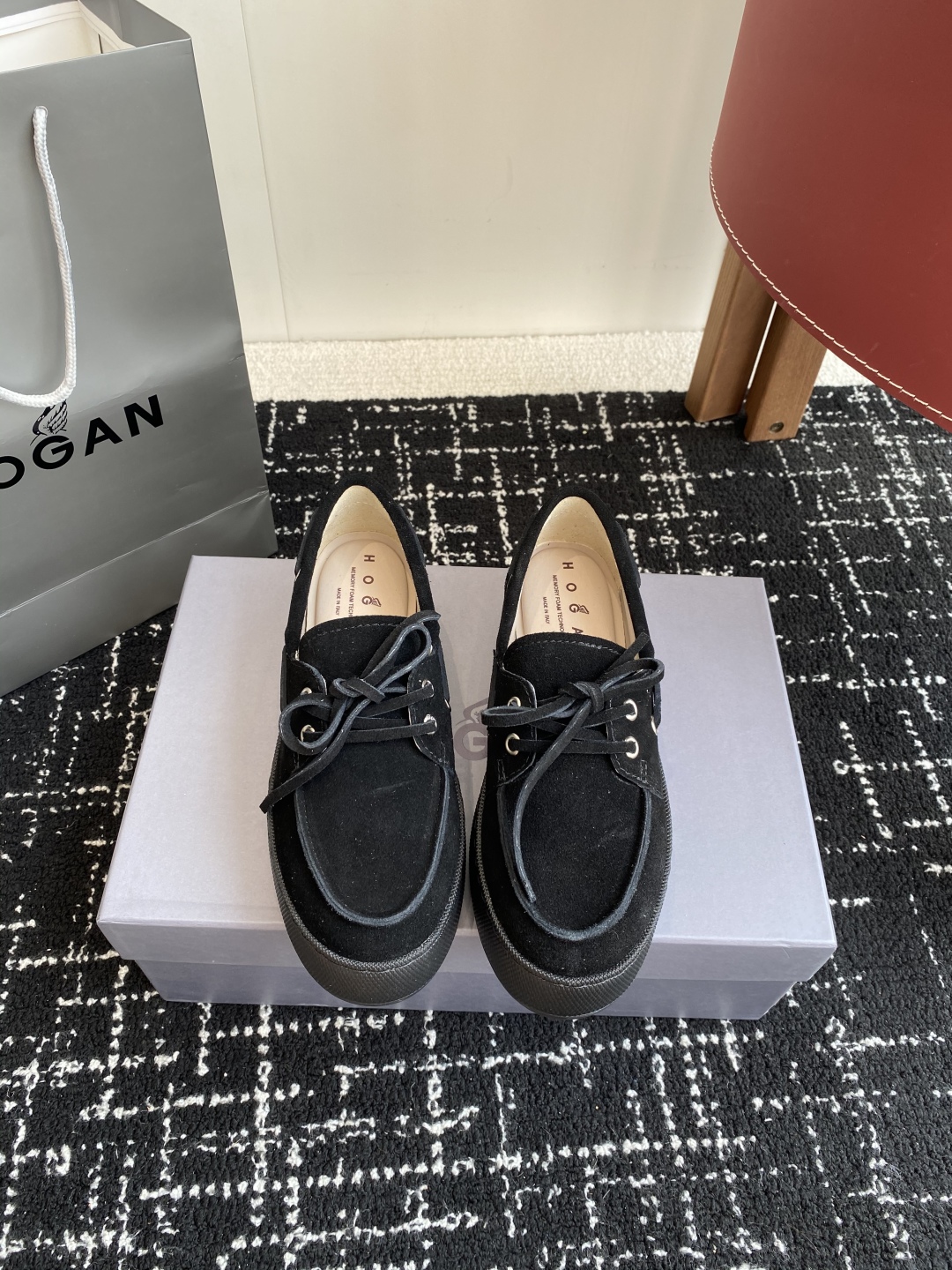 代购级
HOGAN  新款H-Wrap系列H681绑带乐福鞋，采用与鞋面上部相同的材质包裹超大平台鞋底，