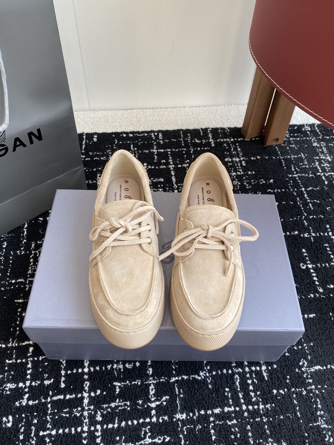代购级
HOGAN  新款H-Wrap系列H681绑带乐福鞋，采用与鞋面上部相同的材质包裹超大平台鞋底，