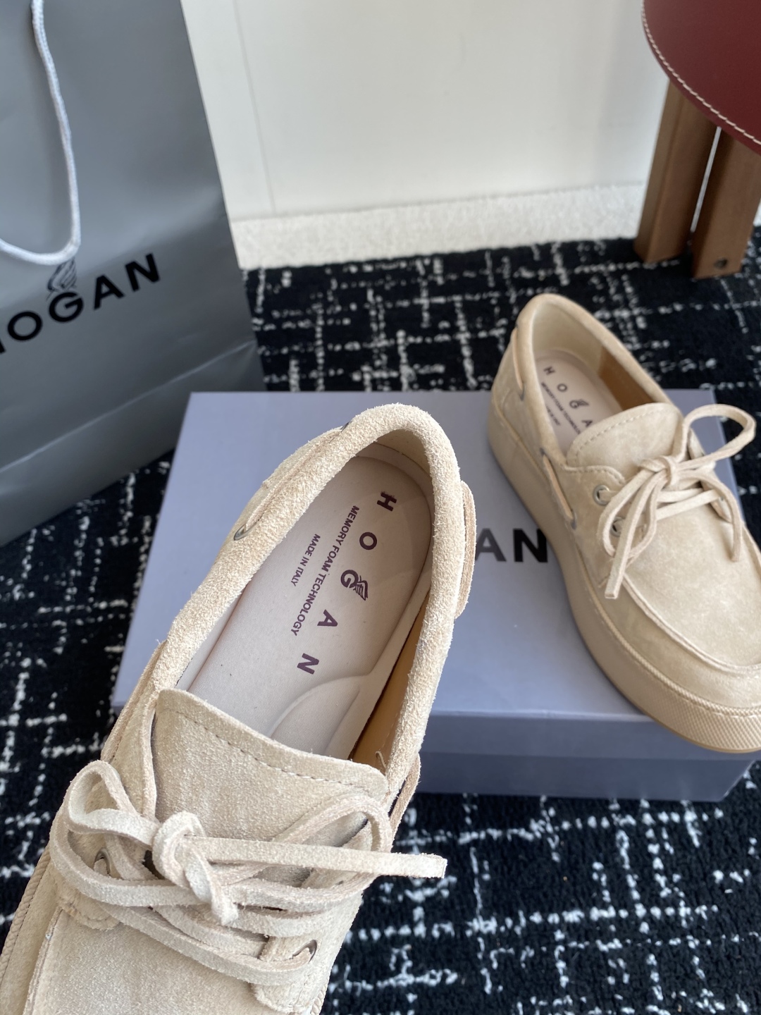 代购级
HOGAN  新款H-Wrap系列H681绑带乐福鞋，采用与鞋面上部相同的材质包裹超大平台鞋底，