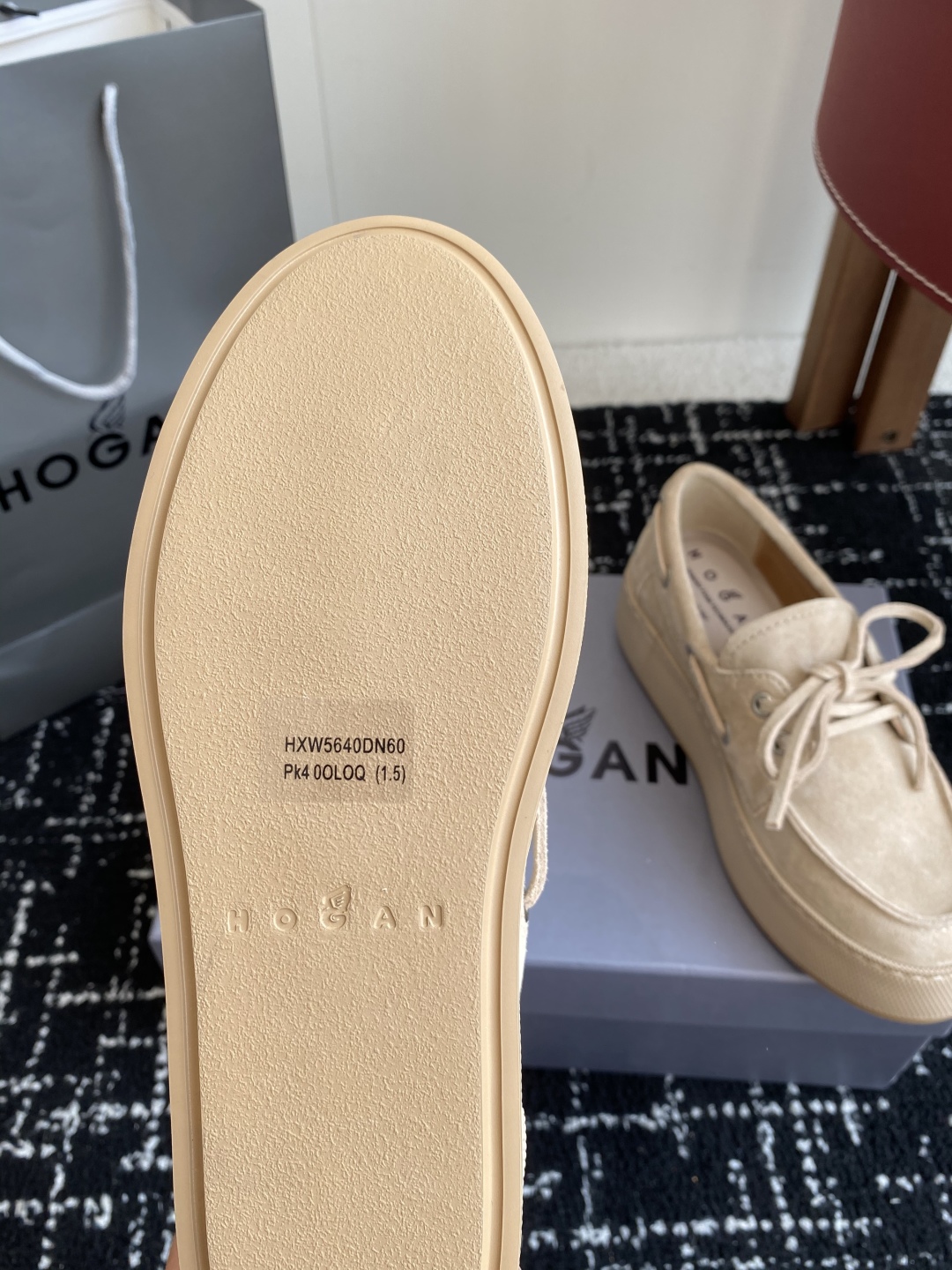 代购级
HOGAN  新款H-Wrap系列H681绑带乐福鞋，采用与鞋面上部相同的材质包裹超大平台鞋底，
