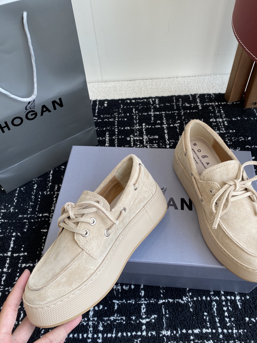 代购级
HOGAN  新款H-Wrap系列H681绑带乐福鞋，采用与鞋面上部相同的材质包裹超大平台鞋底，