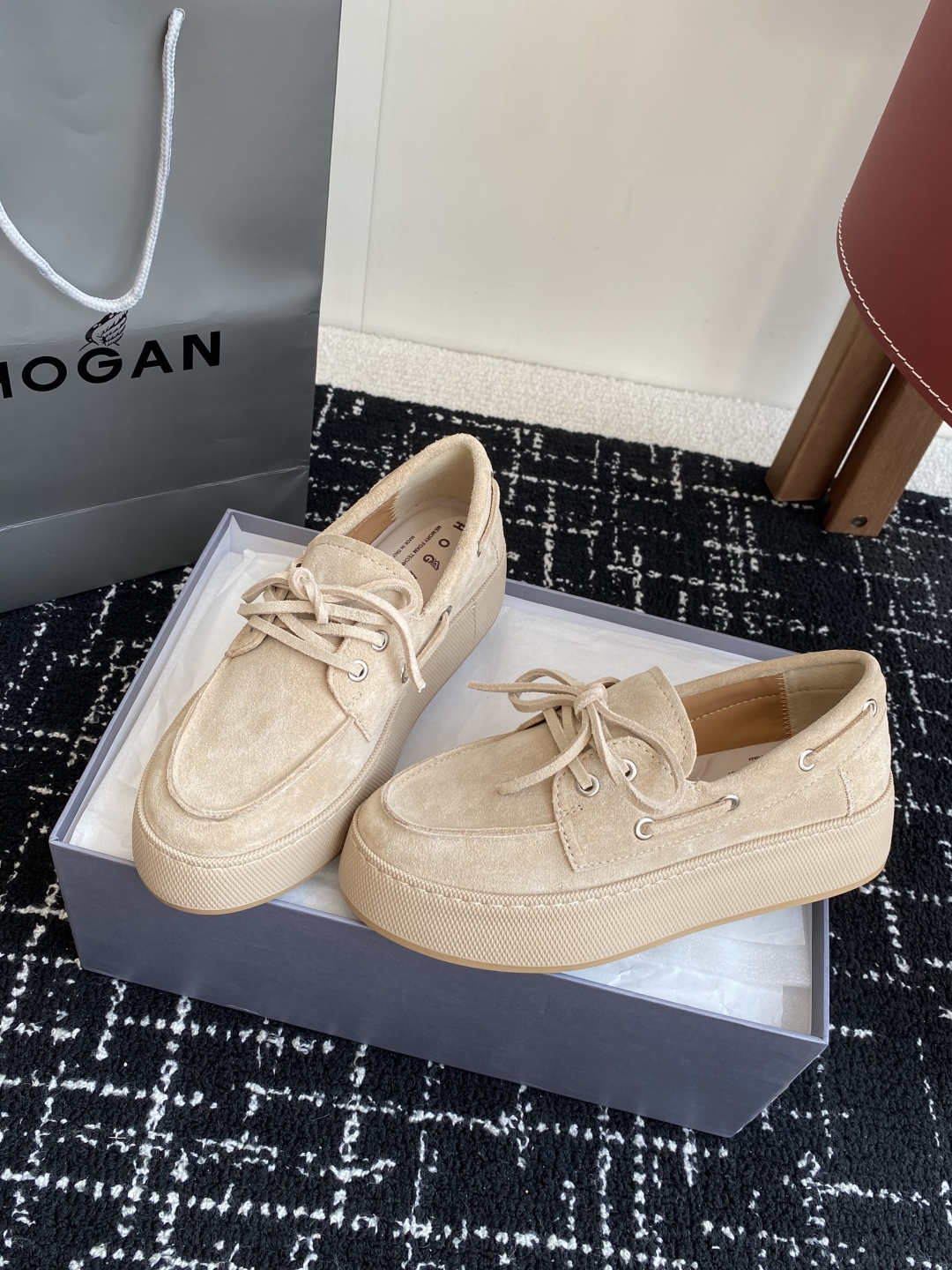 代购级
HOGAN  新款H-Wrap系列H681绑带乐福鞋，采用与鞋面上部相同的材质包裹超大平台鞋底，