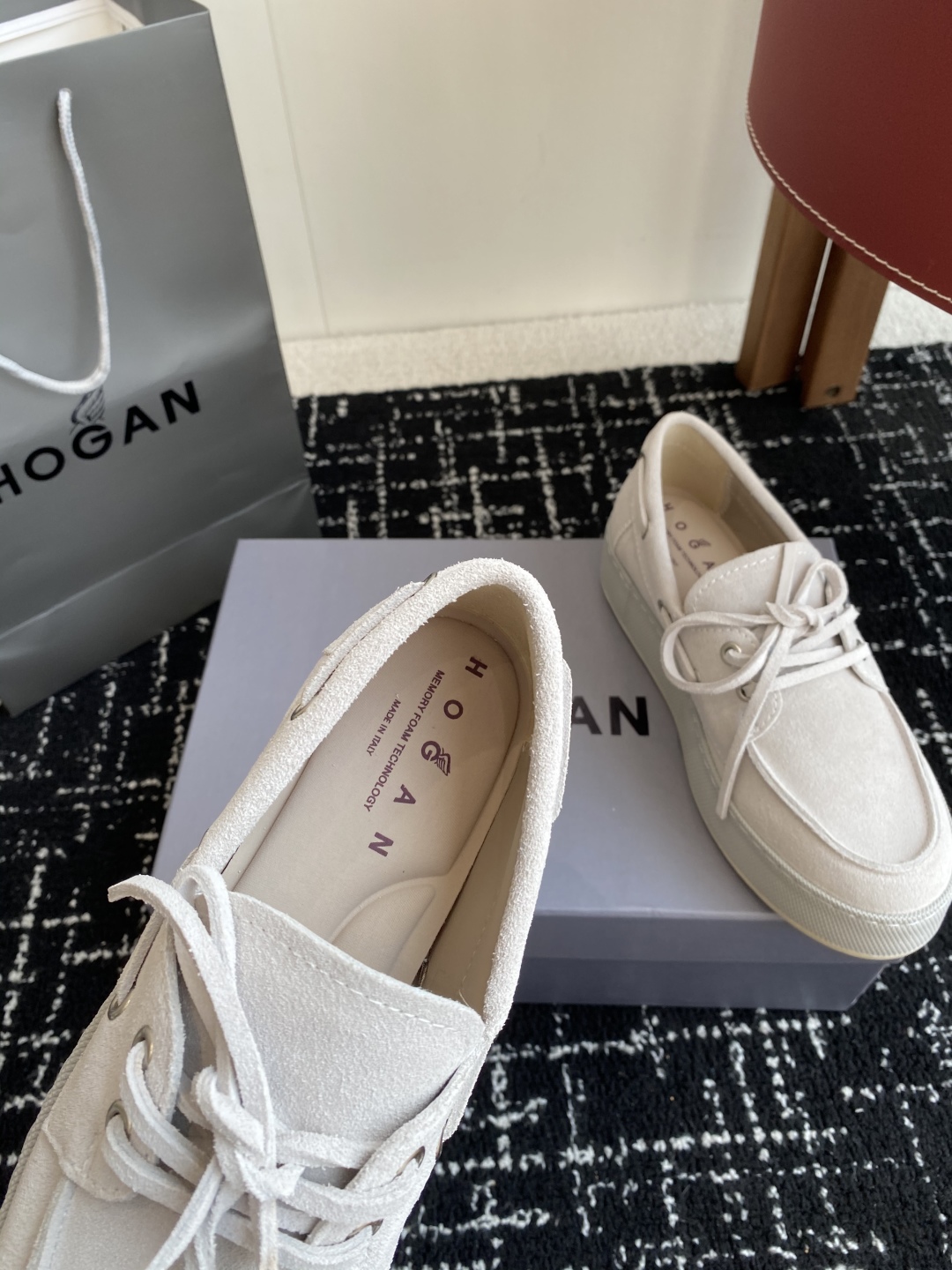 代购级
HOGAN  新款H-Wrap系列H681绑带乐福鞋，采用与鞋面上部相同的材质包裹超大平台鞋底，