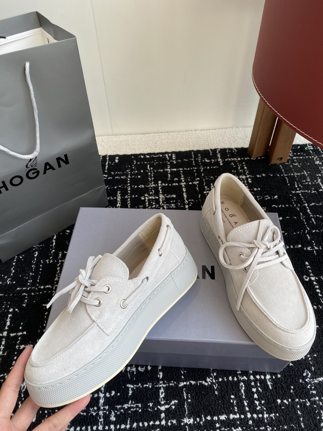 代购级
HOGAN  新款H-Wrap系列H681绑带乐福鞋，采用与鞋面上部相同的材质包裹超大平台鞋底，