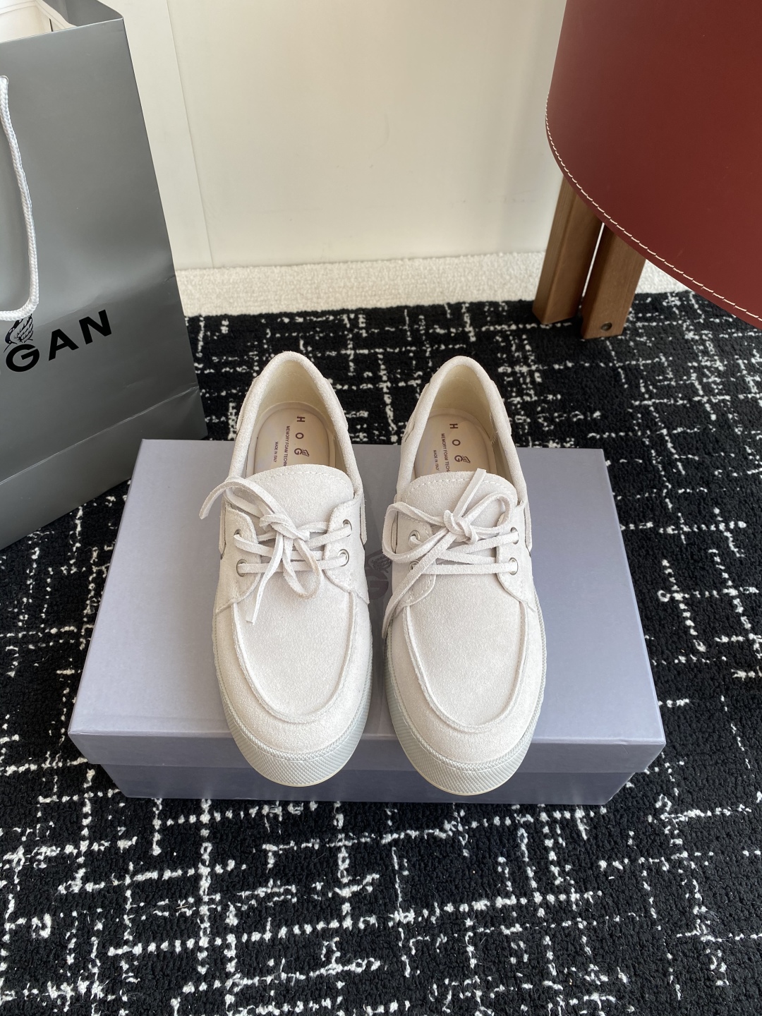代购级
HOGAN  新款H-Wrap系列H681绑带乐福鞋，采用与鞋面上部相同的材质包裹超大平台鞋底，