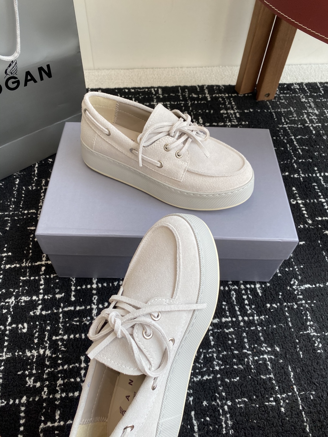 代购级
HOGAN  新款H-Wrap系列H681绑带乐福鞋，采用与鞋面上部相同的材质包裹超大平台鞋底，
