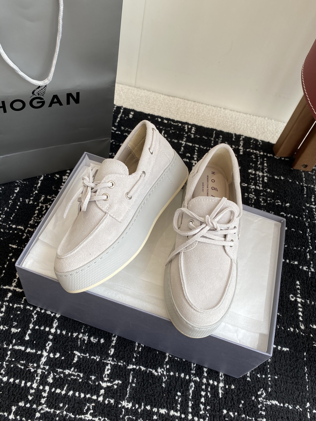 代购级
HOGAN  新款H-Wrap系列H681绑带乐福鞋，采用与鞋面上部相同的材质包裹超大平台鞋底，