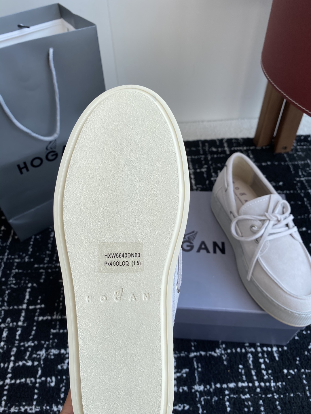 代购级
HOGAN  新款H-Wrap系列H681绑带乐福鞋，采用与鞋面上部相同的材质包裹超大平台鞋底，