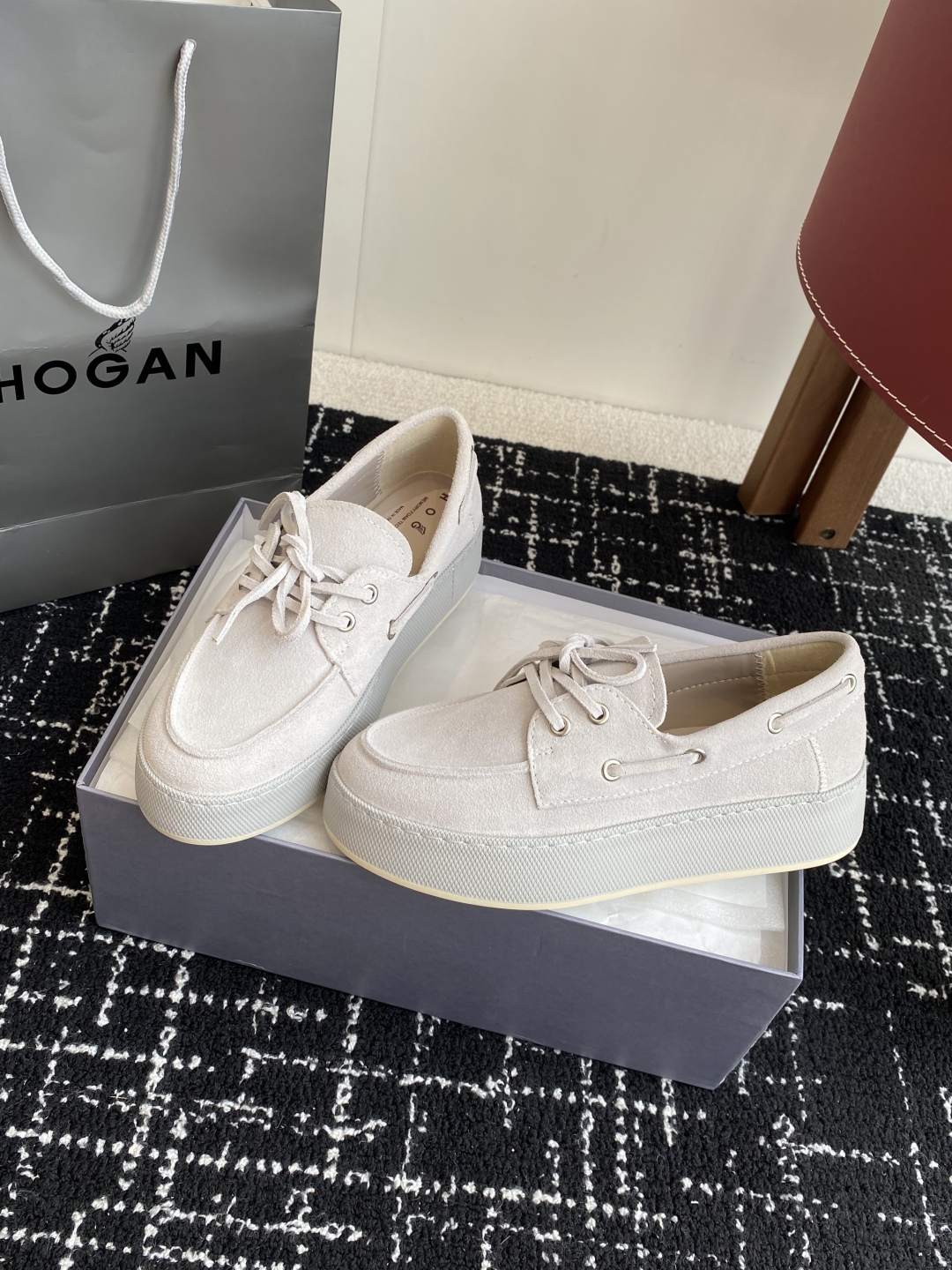 代购级
HOGAN  新款H-Wrap系列H681绑带乐福鞋，采用与鞋面上部相同的材质包裹超大平台鞋底，