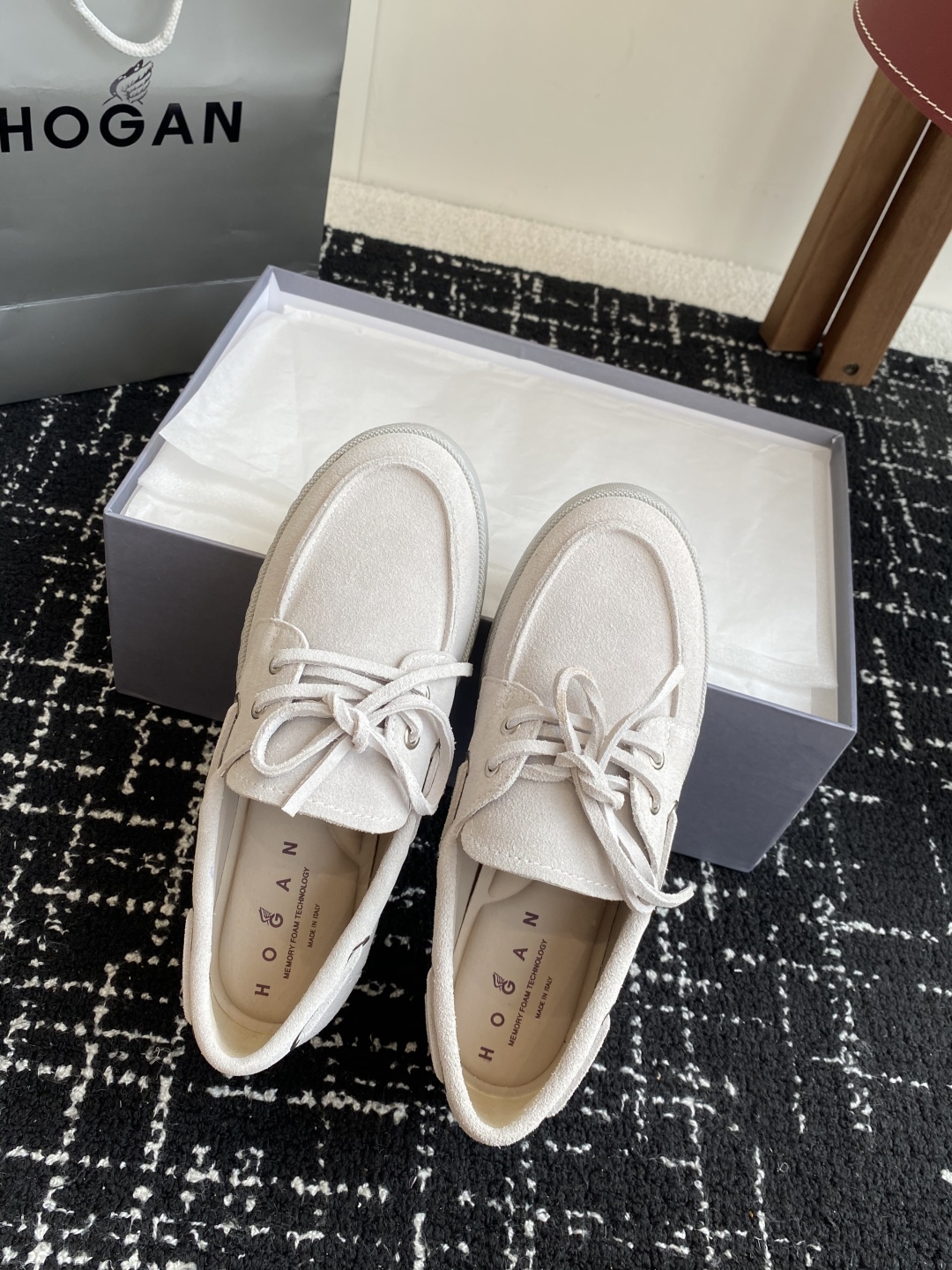 代购级
HOGAN  新款H-Wrap系列H681绑带乐福鞋，采用与鞋面上部相同的材质包裹超大平台鞋底，