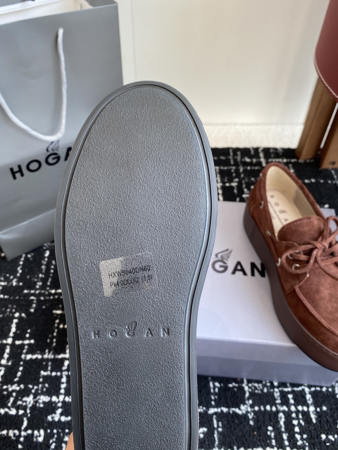 代购级
HOGAN  新款H-Wrap系列H681绑带乐福鞋，采用与鞋面上部相同的材质包裹超大平台鞋底，