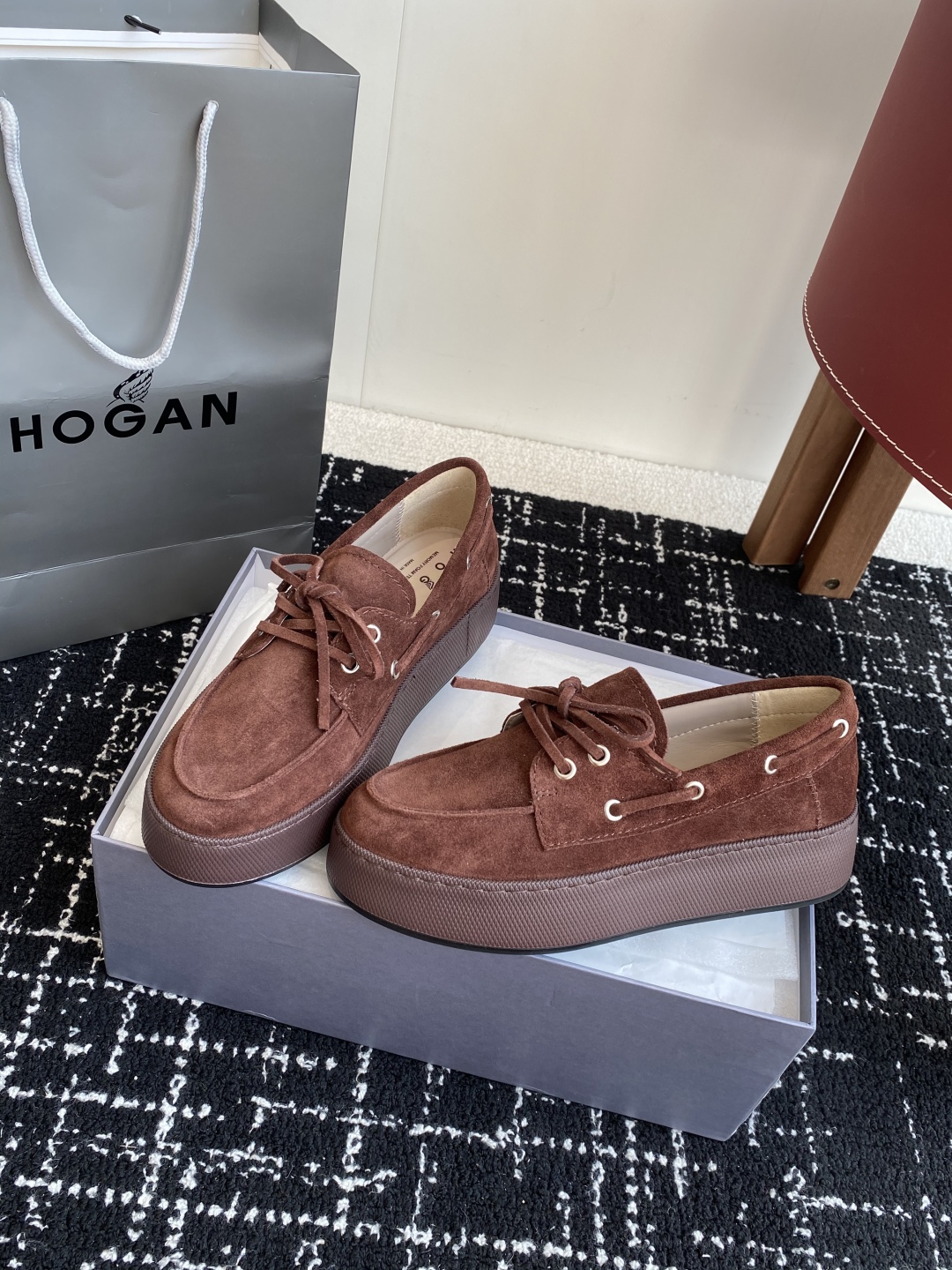 代购级
HOGAN  新款H-Wrap系列H681绑带乐福鞋，采用与鞋面上部相同的材质包裹超大平台鞋底，