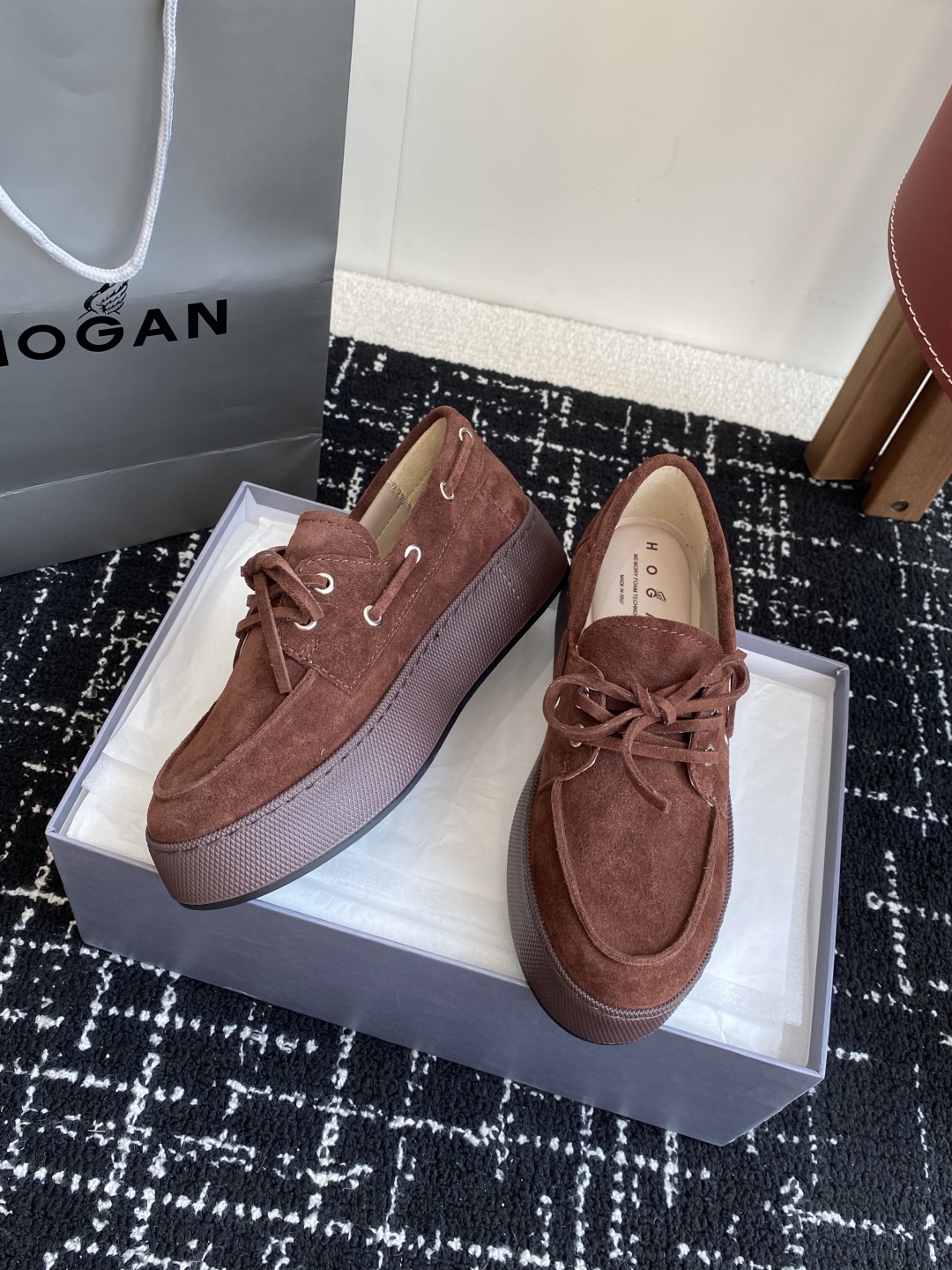 代购级
HOGAN  新款H-Wrap系列H681绑带乐福鞋，采用与鞋面上部相同的材质包裹超大平台鞋底，