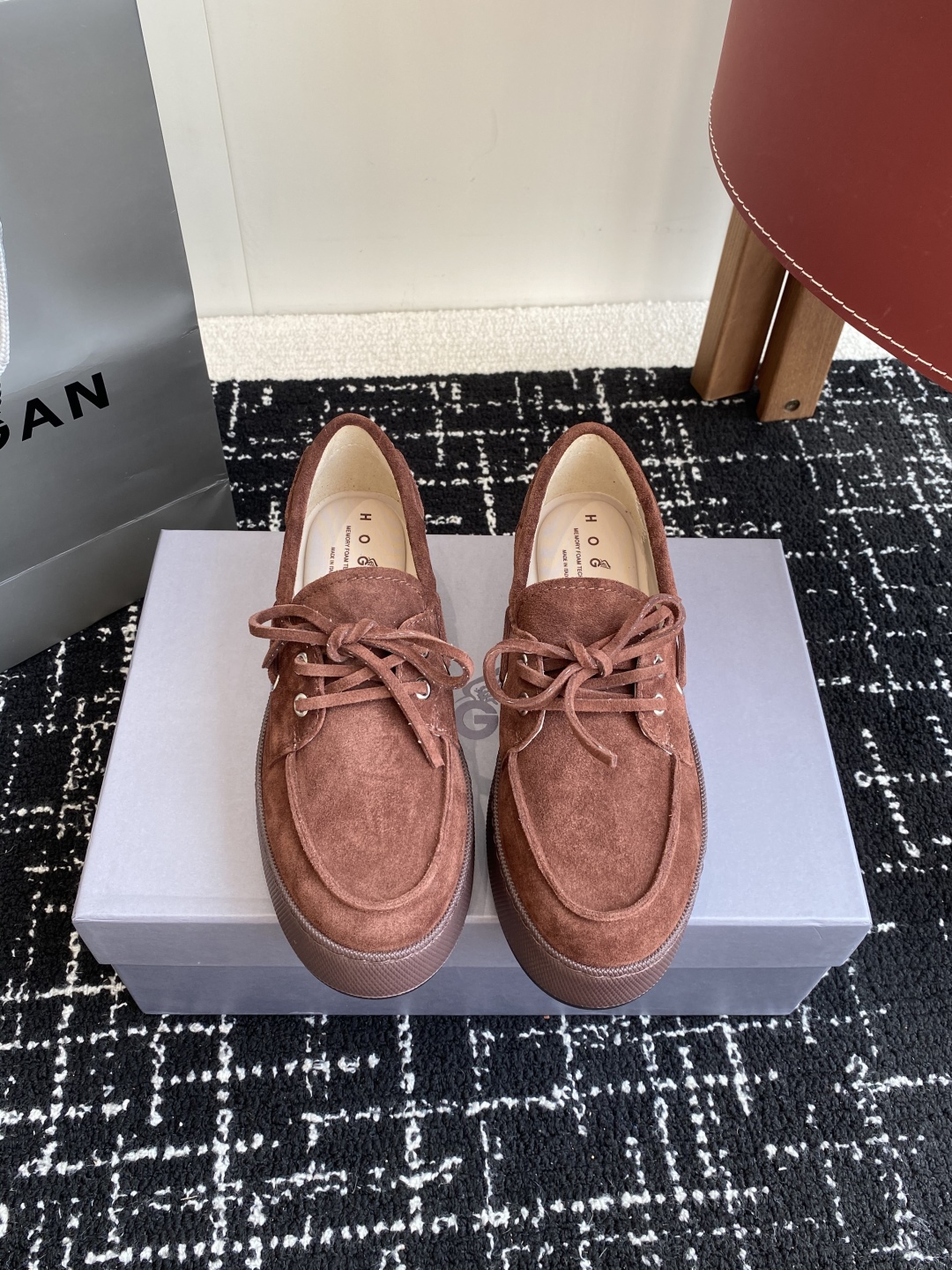 代购级
HOGAN  新款H-Wrap系列H681绑带乐福鞋，采用与鞋面上部相同的材质包裹超大平台鞋底，