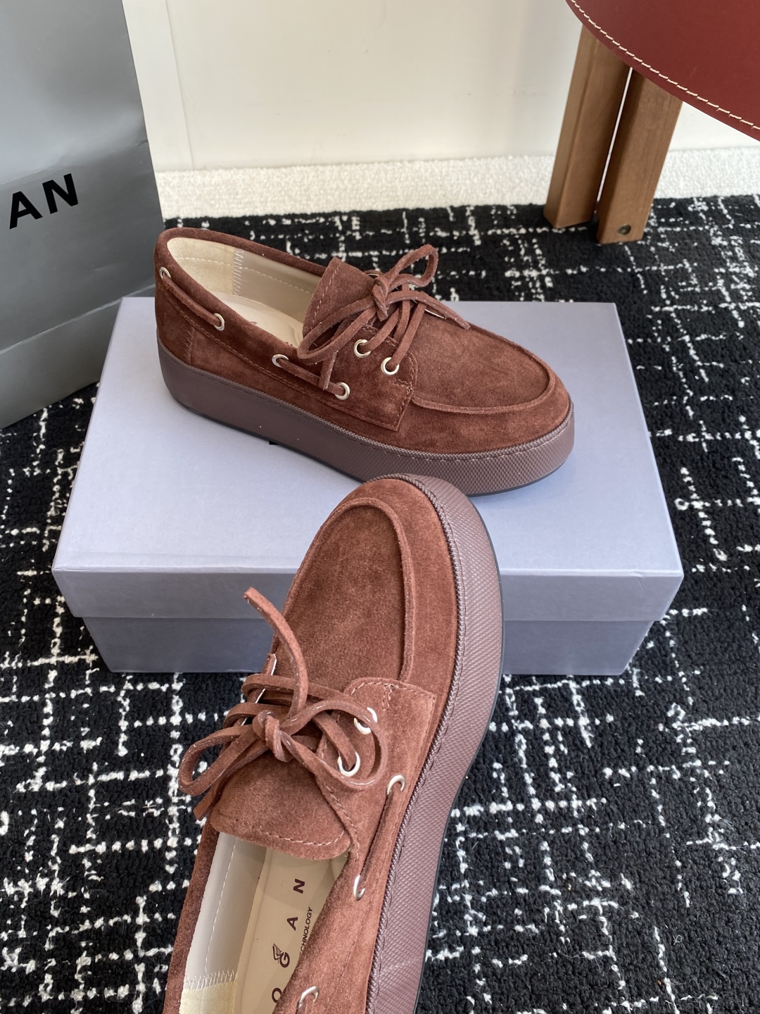 代购级
HOGAN  新款H-Wrap系列H681绑带乐福鞋，采用与鞋面上部相同的材质包裹超大平台鞋底，
