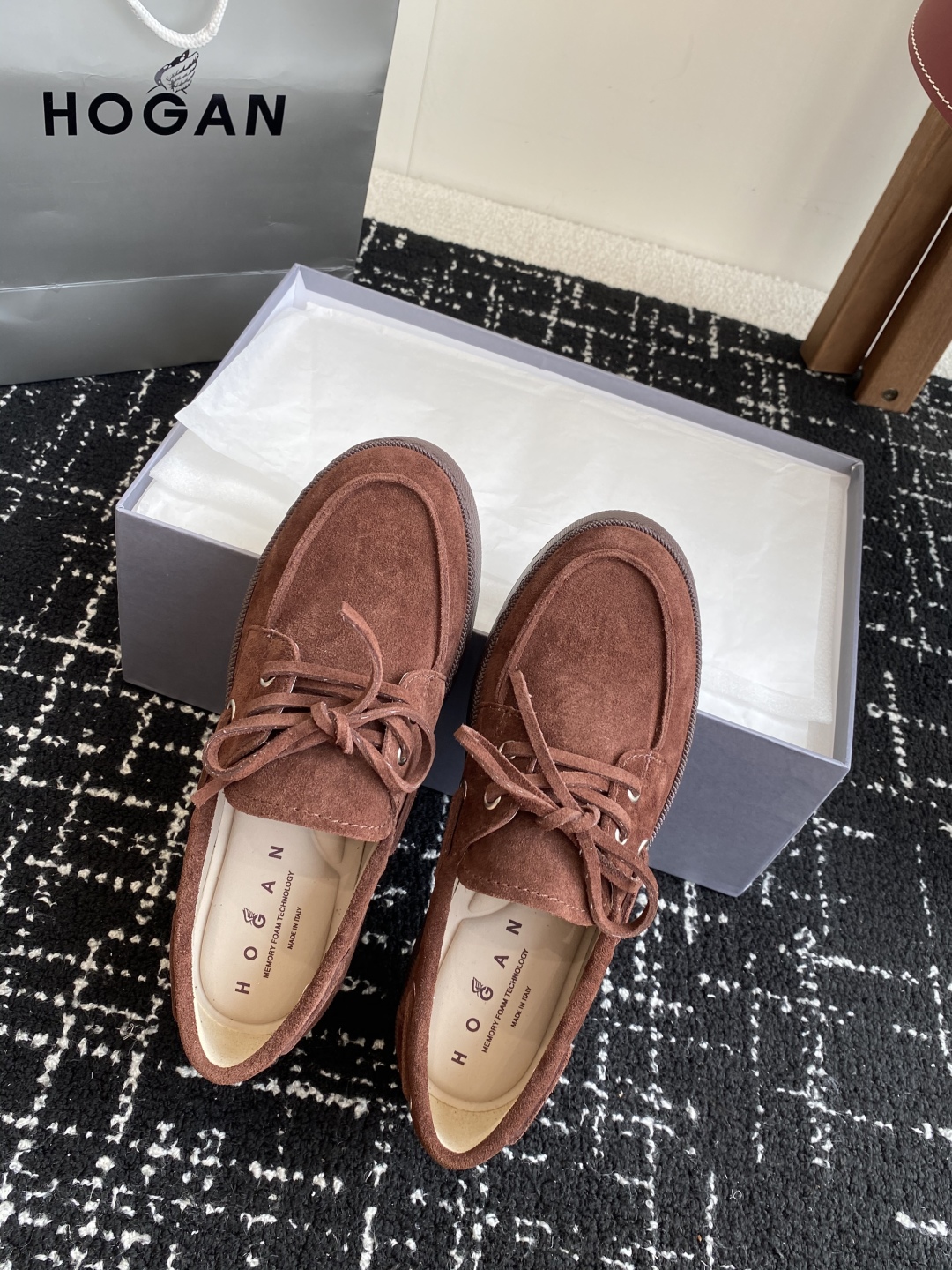 代购级
HOGAN  新款H-Wrap系列H681绑带乐福鞋，采用与鞋面上部相同的材质包裹超大平台鞋底，